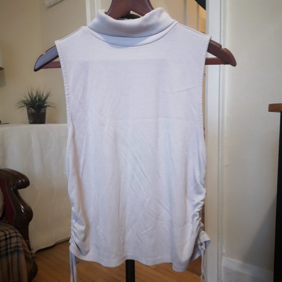 3/$20 Jeaniologie sleeveless turtleneck - Picture 1 of 8